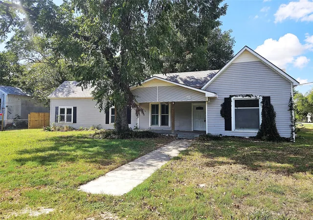Photo 2 of Single family home for sale at 402 E State St, Groesbeck, TX 76642 | MLS# 21383081 | Listing updated on 2026-09-11