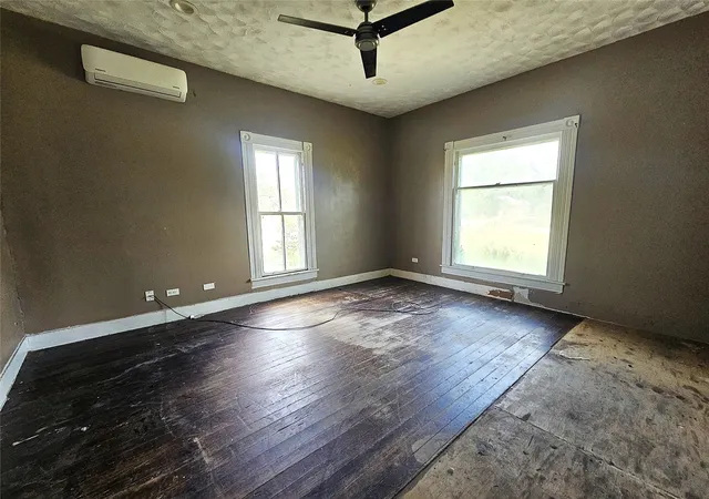 Photo 3 of Single family home for sale at 402 E State St, Groesbeck, TX 76642 | MLS# 21383081 | Listing updated on 2026-09-11