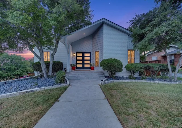 Photo 2 of Single family home for sale at 7624 Skylake Dr, Fort Worth, TX 76179 | MLS# 21382366 | Listing updated on 2026-09-26