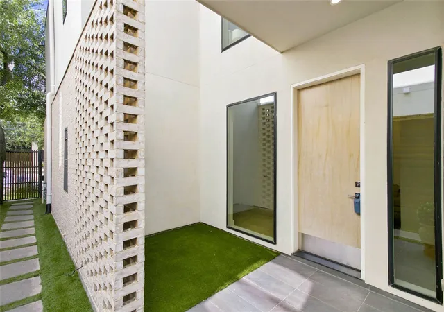 Photo 3 of Single family home for sale at 4519 Rusk Ave, Dallas, TX 75204 | MLS# 21383367 | Listing updated on 2026-09-12