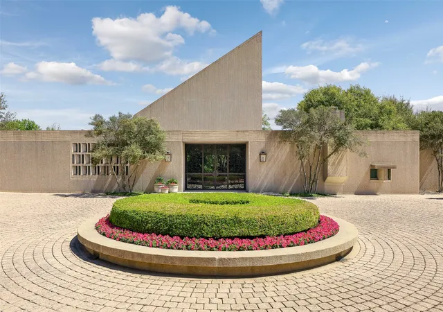 Photo 1 of Mansion for sale at 1400 Shady Oaks Ln, Fort Worth, TX 76107 | MLS# 21383305 | Listing updated on 2026-09-11