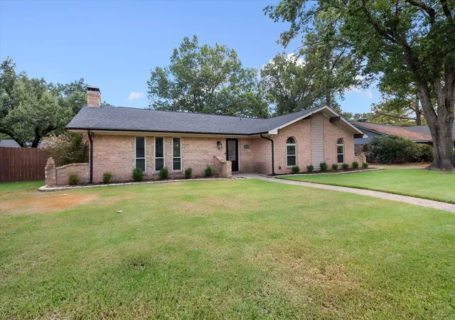 Photo 2 of Single family home for sale at 805 Laura Ave, Corsicana, TX 75110 | MLS# 21383179 | Listing updated on 2026-09-11