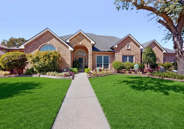 Photo 1 of Single family home for sale at 2505 Inverrary Dr, Ennis, TX 75119 | MLS# 21380579 | Listing updated on 2026-09-26