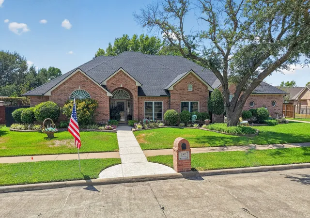 Photo 2 of Single family home for sale at 2505 Inverrary Dr, Ennis, TX 75119 | MLS# 21380579 | Listing updated on 2026-09-26