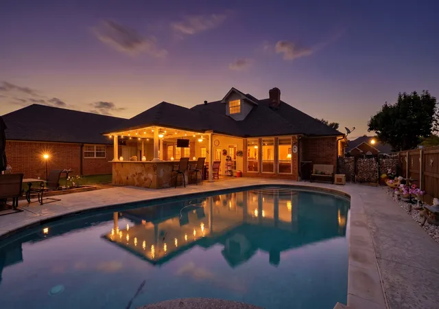 Photo 3 of Single family home for sale at 2505 Inverrary Dr, Ennis, TX 75119 | MLS# 21380579 | Listing updated on 2026-09-26