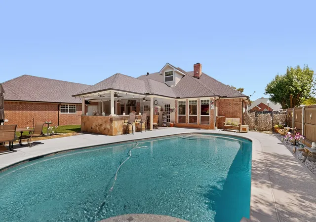 Photo 3 of Single family home for sale at 2505 Inverrary Dr, Ennis, TX 75119 | MLS# 21380579 | Listing updated on 2026-09-26