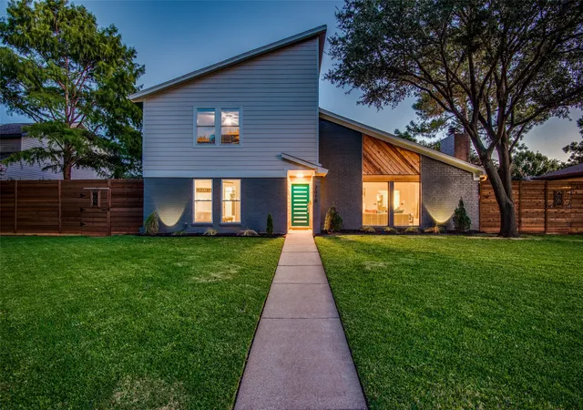 Photo 1 of Single family home for sale at 2010 Heatherbrook Dr, Grapevine, TX 76051 | MLS# 21383079 | Listing updated on 2026-10-05