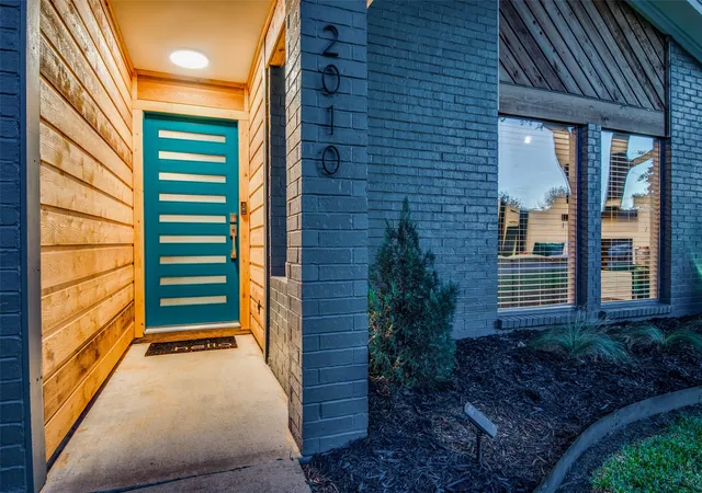 Photo 2 of Single family home for sale at 2010 Heatherbrook Dr, Grapevine, TX 76051 | MLS# 21383079 | Listing updated on 2026-10-05