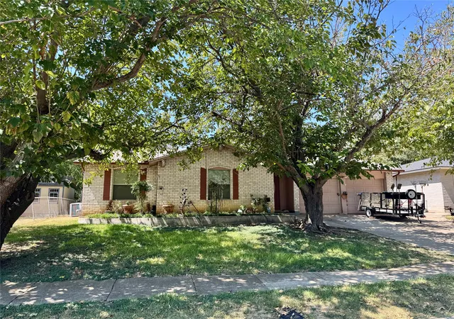 Single family home for sale at 2602 Cottonwood St, Arlington, TX 76014 | MLS# 21376110