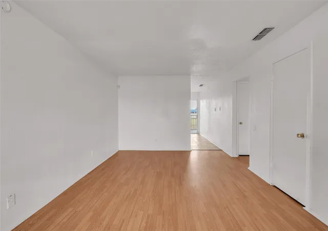 Listing Photo 3 - Condo for sale in building located at 1112 Eastside Dr, Killeen, TX 76543