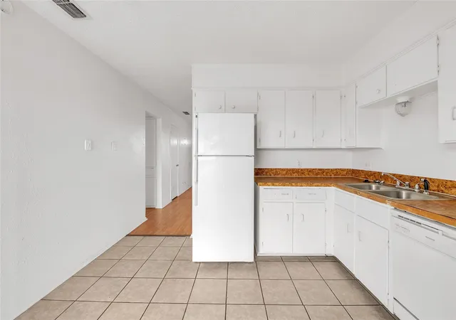 Listing Photo 5 - Condo for sale in building located at 1112 Eastside Dr, Killeen, TX 76543