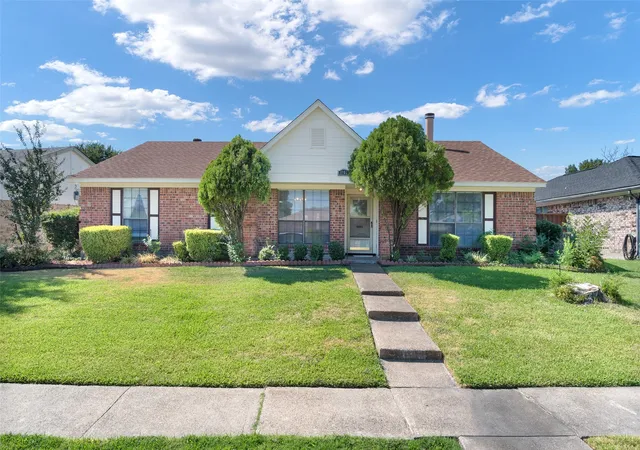 Photo 1 of Single family home for sale at 1002 Courtney Dr, Mesquite, TX 75150 | MLS# 21380942 | Listing updated on 2026-09-29