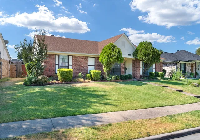 Photo 2 of Single family home for sale at 1002 Courtney Dr, Mesquite, TX 75150 | MLS# 21380942 | Listing updated on 2026-09-29