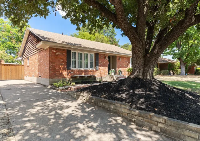 Photo 3 of Single family home for sale at 6759 E Mockingbird Ln, Dallas, TX 75214 | MLS# 21381598 | Listing updated on 2026-09-15