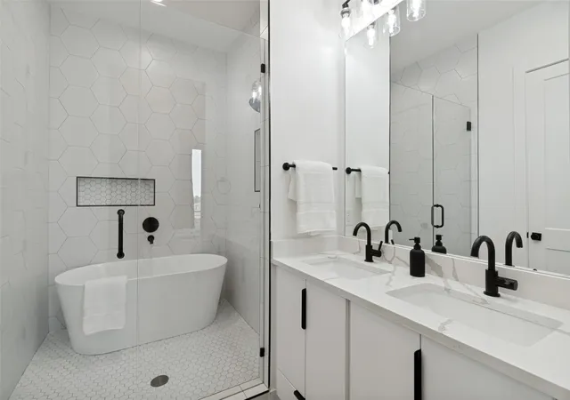Listing Photo 4 - Condo for sale in building located at 145 N Henderson Ave, Dallas, TX 75214 - Unit #107