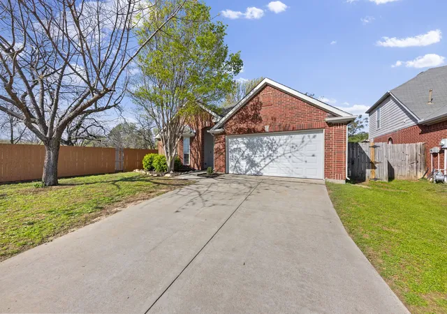 Photo 1 of Single family home for sale at 814 Lake Blf Dr, Lake Dallas, TX 75065 | MLS# 21383561 | Listing updated on 2026-09-11
