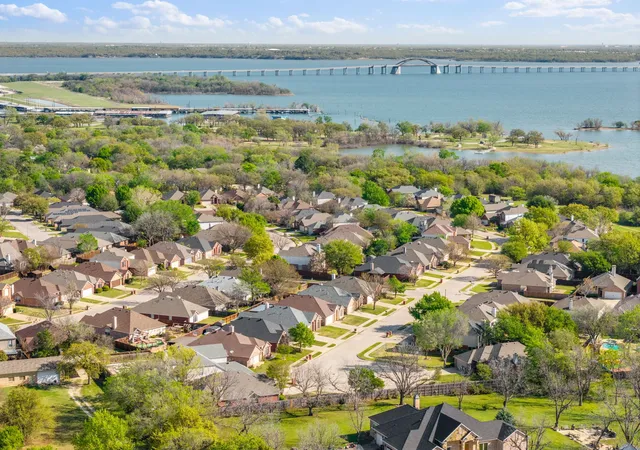 Photo 4 of Single family home for sale at 814 Lake Blf Dr, Lake Dallas, TX 75065 | MLS# 21383561 | Listing updated on 2026-09-11