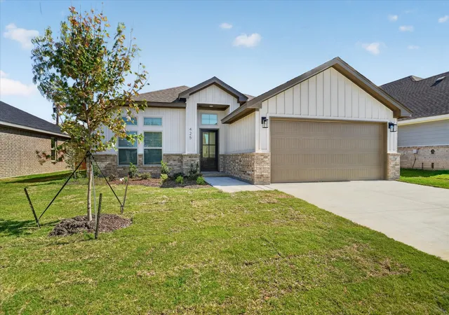 Photo 1 of Single family home for sale at 425 Rose Ave, Cleburne, TX 76033 | MLS# 21383584 | Listing updated on 2026-09-11