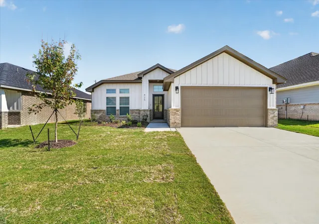 Photo 2 of Single family home for sale at 425 Rose Ave, Cleburne, TX 76033 | MLS# 21383584 | Listing updated on 2026-09-11