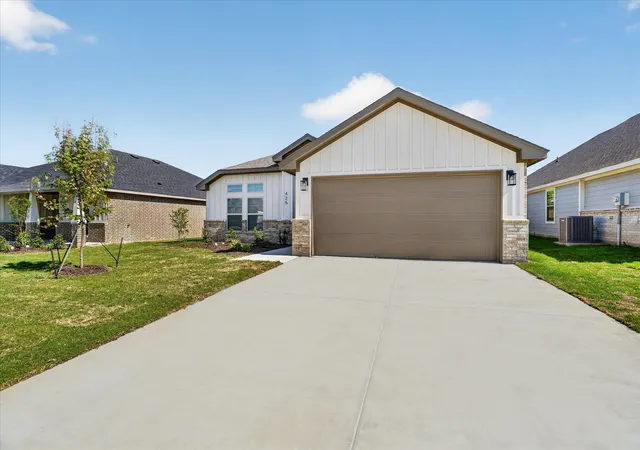 Photo 3 of Single family home for sale at 425 Rose Ave, Cleburne, TX 76033 | MLS# 21383584 | Listing updated on 2026-09-11