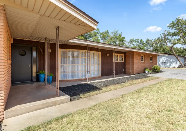 Photo 3 of Sale Pending at 1152 W California St, Seymour, TX 76380 | MLS# 21381737 | Listing updated on 2026-09-29