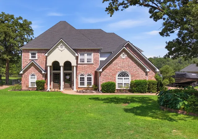 Photo 2 of Single family home for sale at 10936 Deer Crk Dr, Tyler, TX 75707 | MLS# 21383658 | Listing updated on 2026-09-30