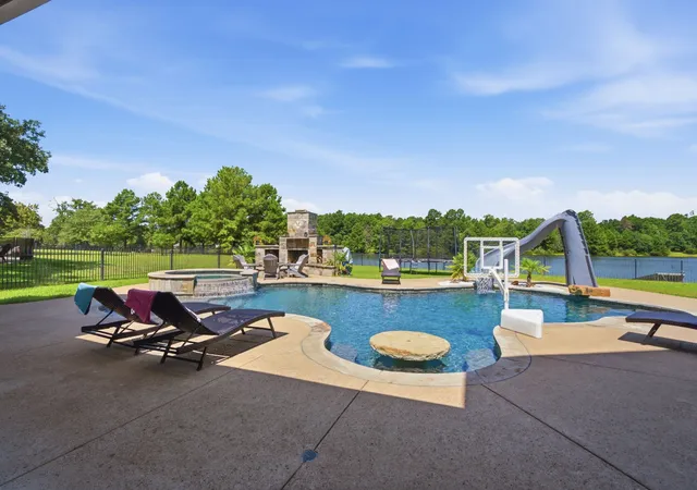 Photo 3 of Single family home for sale at 10936 Deer Crk Dr, Tyler, TX 75707 | MLS# 21383658 | Listing updated on 2026-09-30