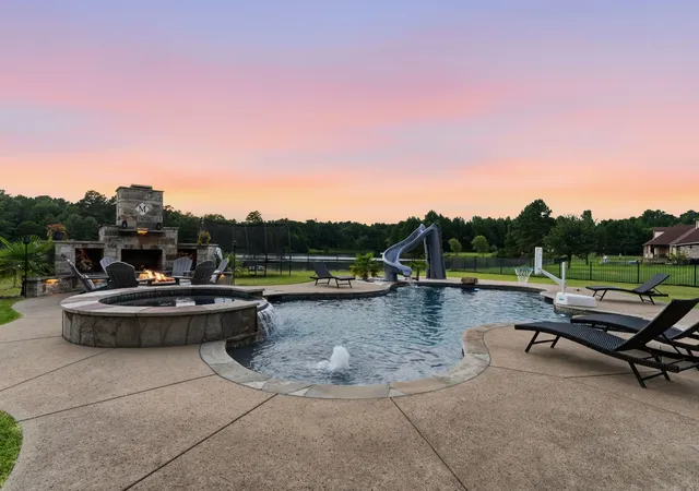Photo 3 of Single family home for sale at 10936 Deer Crk Dr, Tyler, TX 75707 | MLS# 21383658 | Listing updated on 2026-09-30