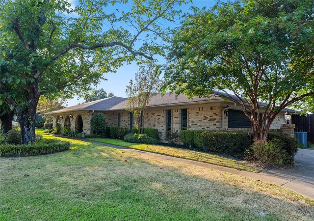 Photo 3 of Single family home for sale at 1625 Lakeshore Dr, Sulphur Springs, TX 75482 | MLS# 21382029 | Listing updated on 2026-09-13