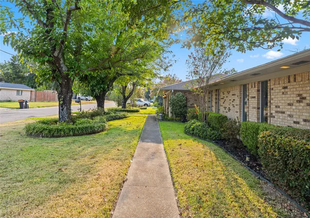 Photo 3 of Single family home for sale at 1625 Lakeshore Dr, Sulphur Springs, TX 75482 | MLS# 21382029 | Listing updated on 2026-09-13