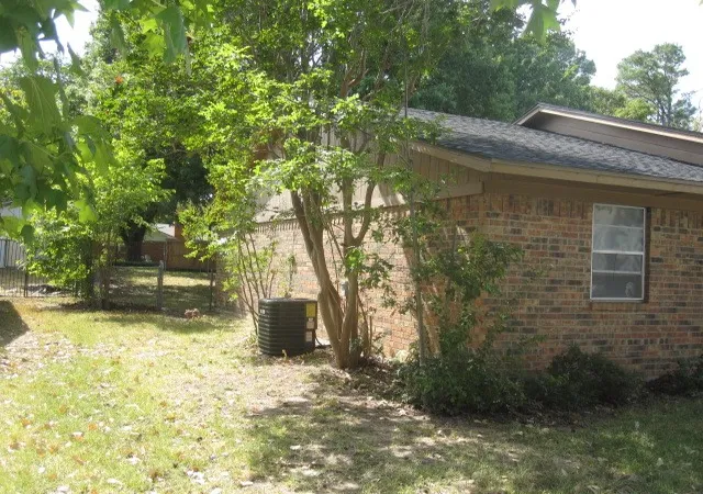 Photo 2 of Single family home for sale at 411 Ashland Dr, Gainesville, TX 76240 | MLS# 21383707 | Listing updated on 2026-09-11