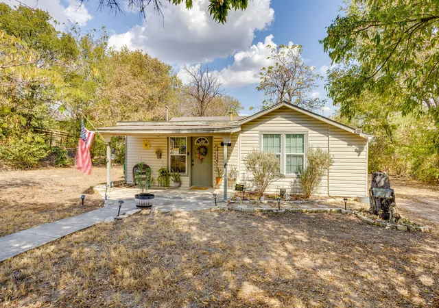 Photo 1 of Single family home for sale at 404 Calgary Rd, Azle, TX 76020 | MLS# 21383251 | Listing updated on 2026-09-11