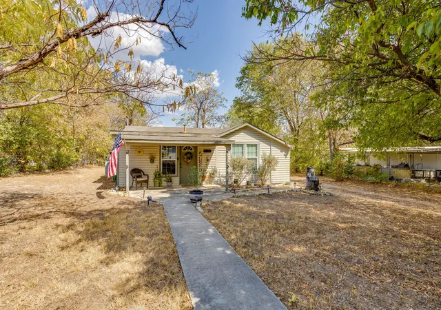 Photo 2 of Single family home for sale at 404 Calgary Rd, Azle, TX 76020 | MLS# 21383251 | Listing updated on 2026-09-11