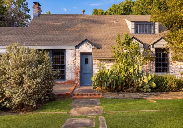 Photo 1 of Single family home for sale at 2865 Alden Ave, Dallas, TX 75211 | MLS# 21383718 | Listing updated on 2026-09-19