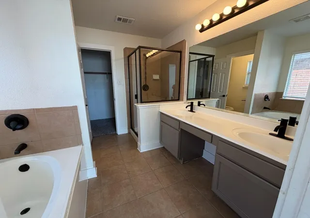 Photo 4 of Single family home for sale at 605 Prairie Gulch Dr, Fort Worth, TX 76140 | MLS# 21383728 | Listing updated on 2026-09-11