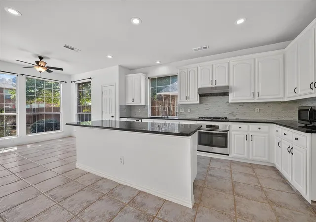 Photo 4 of Single family home for sale at 4233 Sandra Lynn Dr, Flower Mound, TX 75022 | MLS# 21377782 | Listing updated on 2026-09-20
