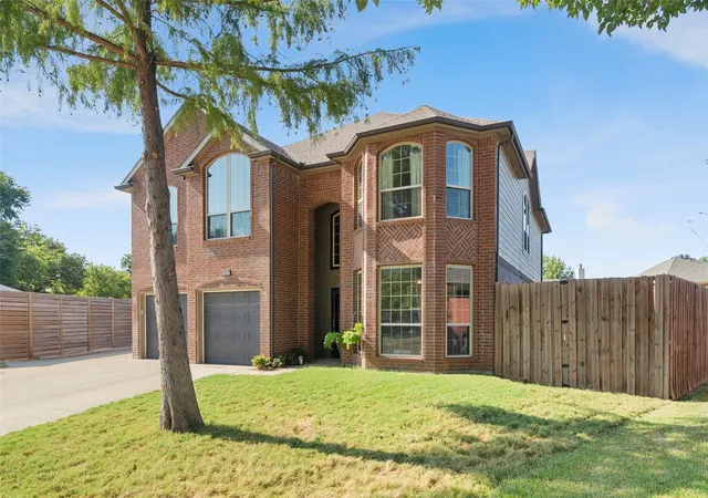 Photo 2 of Single family home for sale at 324 Georgian Oak Ct, Lake Dallas, TX 75065 | MLS# 21382062 | Listing updated on 2026-09-14