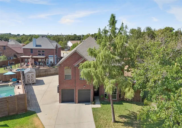 Photo 3 of Single family home for sale at 324 Georgian Oak Ct, Lake Dallas, TX 75065 | MLS# 21382062 | Listing updated on 2026-09-14