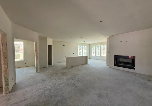 Photo 4 of Single family home for sale at 532 Waterford Park Blvd, Weatherford, TX 76087 | MLS# 21383765 | Listing updated on 2026-09-14
