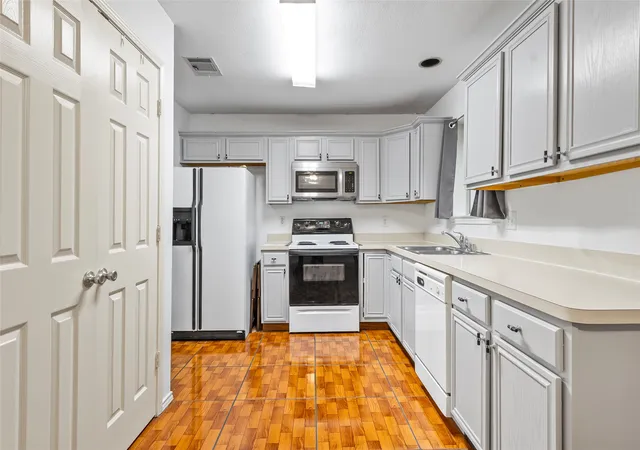 Photo 3 of Single family home for sale at 1144 Castlewood Ct, De Soto, TX 75115 | MLS# 21379809 | Listing updated on 2026-09-12
