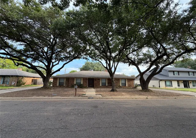 Photo 1 of Single family home for sale at 4405 Kingswick Dr, Arlington, TX 76016 | MLS# 21374414 | Listing updated on 2026-09-22