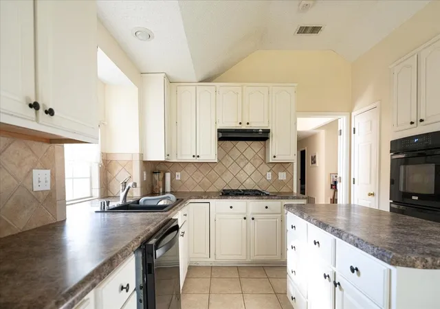 Photo 4 of Single family home for sale at 3016 Yale Dr, Flower Mound, TX 75022 | MLS# 21383790 | Listing updated on 2026-09-11