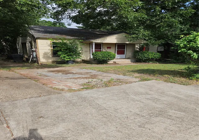 Photo 1 of Single family home for sale at 906 Signet St, Dallas, TX 75203 | MLS# 21383796 | Listing updated on 2026-09-10