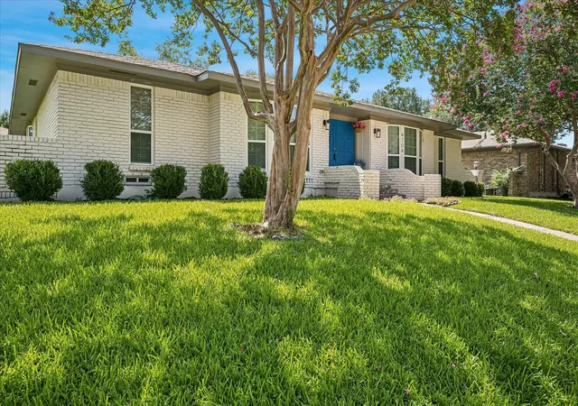 Photo 2 of Single family home for sale at 4704 Ashbrook Rd, Dallas, TX 75227 | MLS# 21382291 | Listing updated on 2026-10-20