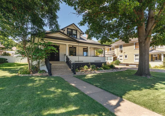Photo 2 of Single family home for sale at 611 N Church St, Mc Kinney, TX 75069 | MLS# 21369149 | Listing updated on 2026-09-12