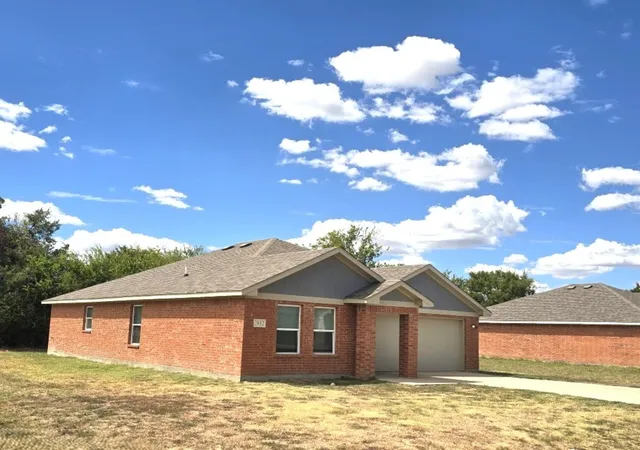 Photo 3 of Single family home for sale at 2912 Emma Ln, Mabank, TX 75147 | MLS# 21383813 | Listing updated on 2026-09-13