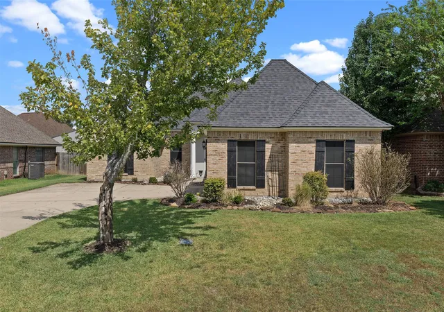Photo 3 of Single family home for sale at 3911 Le Brooke Ln, Benton, LA 71006 | MLS# 21383784 | Listing updated on 2026-09-11
