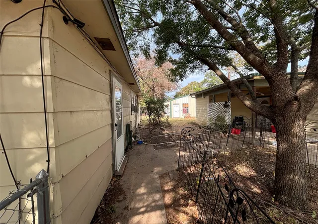 Photo 2 of Single family home for sale at 913 Woodland Trl, Tool, TX 75143 | MLS# 21382520 | Listing updated on 2026-09-11