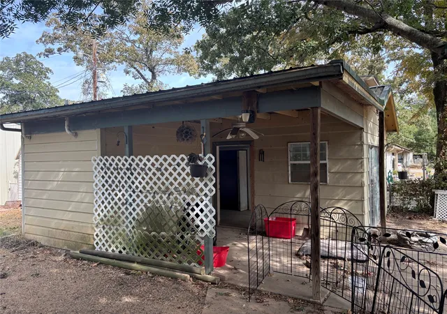 Photo 3 of Single family home for sale at 913 Woodland Trl, Tool, TX 75143 | MLS# 21382520 | Listing updated on 2026-09-11