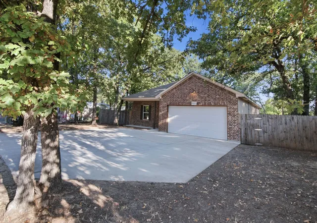 Photo 3 of Single family home for sale at 1837 Jennifer Ct, Azle, TX 76020 | MLS# 21383847 | Listing updated on 2026-09-11